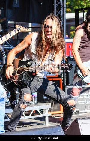 Faversham Hop Festival 201. Gruppo Rock Collateral UK esibirsi sul palco. Cantante Angelo Tristan indossando occhiali da sole di cantare e suonare la chitarra. Foto Stock