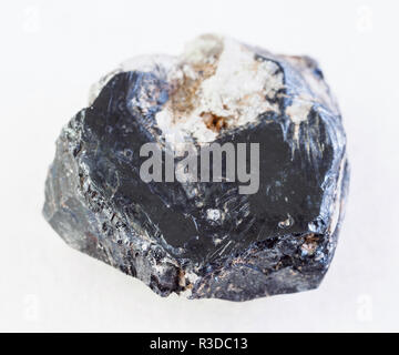 La fotografia macro di naturale minerale da collezione geologica - ruvida (ematite ematite) pietra su sfondo bianco Foto Stock