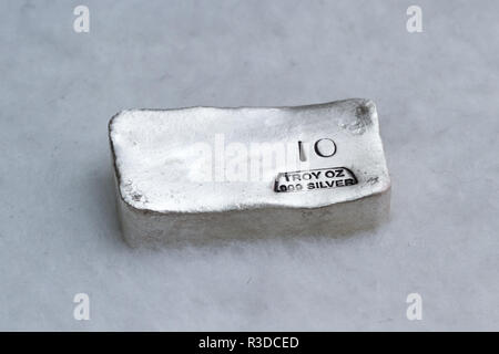 Close up di un grammo di 10 bar di versata argento come un metallo prezioso holding Foto Stock