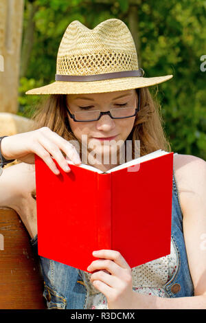 Giovane donna con libro Foto Stock