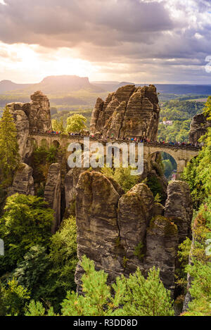 Vista panoramica sul ponte di Bastei. Bastei è famosa per le belle rock formazione in Svizzera Sassone National Park, vicino a Dresda e Rathen - Ge Foto Stock