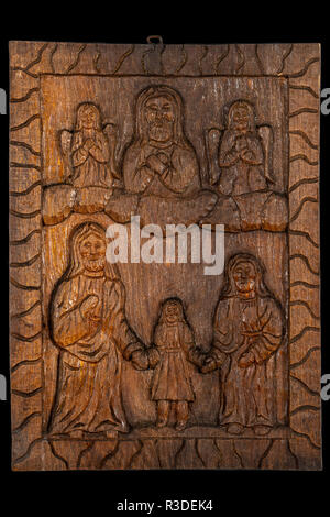Ingenuo o folk intaglio del legno bassorilievo lapide che rappresenta la Presentazione della Beata Vergine Maria o la voce della Santissima Theotokos nel tem Foto Stock