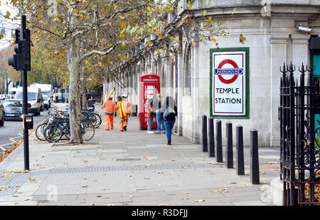 Tempio della stazione metropolitana di Victoria Embankment, Londra, Inghilterra, Regno Unito. Foto Stock