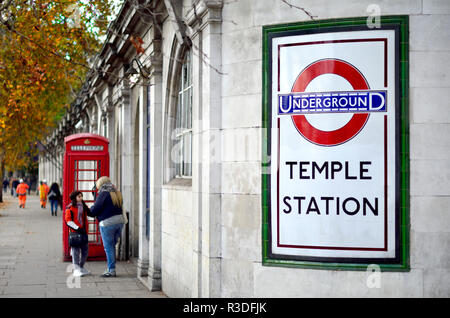 Tempio della stazione metropolitana di Victoria Embankment, Londra, Inghilterra, Regno Unito. Foto Stock