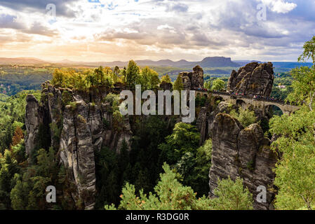 Vista panoramica sul ponte di Bastei. Bastei è famosa per le belle rock formazione in Svizzera Sassone National Park, vicino a Dresda e Rathen - Ge Foto Stock