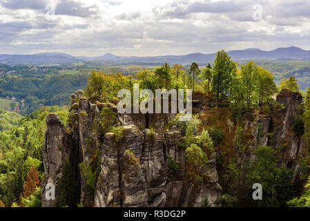 Vista panoramica sulla bellissima formazione rocciosa di Bastei nella Svizzera sassone National Park, vicino a Dresda e Rathen - Germania. Viaggi popolari destinat Foto Stock