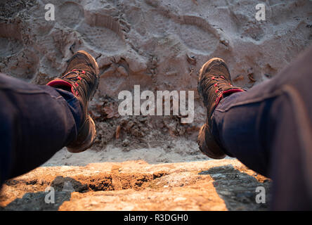 Viaggiatore seduto alla spiaggia, South Beach, Troon, Ayrshire. Foto Stock