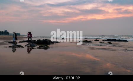 Novembre 12,2018. Visakhapatnam, India. Turisti che si godono il sunrise in Ramakrishna Beach. Foto Stock