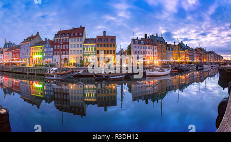 Nyhavn a Copenaghen, in Danimarca. Foto Stock