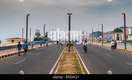 Novembre 12,2018. Visakhapatnam, India. Persone che svolgono varie sana attività di mattina sulla strada della spiaggia a vizag. Foto Stock