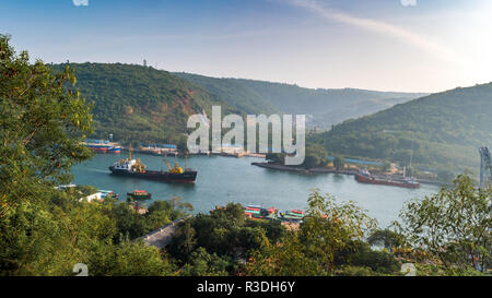 Novembre 13,2018. Visakhapatnam,l'India. Vista superiore della porta Gangavaram con navi cargo da Ross Hill Chiesa. Foto Stock