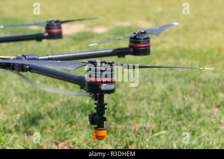 Salonicco, Grecia - 21 Giugno 2018: agricoltura professionale drone sul campo verde durante la pre-preparazione del volo Foto Stock