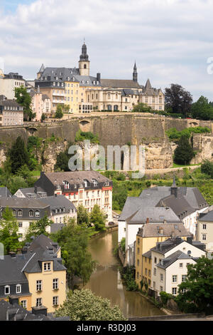 Vista della città di Lussemburgo da pareti guardando sopra il Plateau du Rham, LUSSEMBURGO, Europa Foto Stock