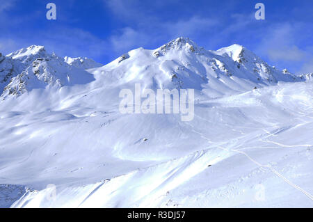 Alpi svizzere: sport invernali a Parsenn Weisfluhjoch sopra la città di Davos nel Cantone dei Grigioni Foto Stock