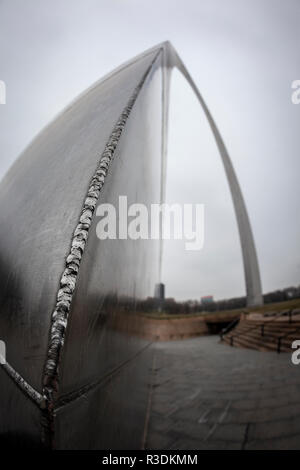 Il Gateway Arch, un 630-piede (192 m) il monumento di San Louis, Missouri negli Stati Uniti d'America, le più alte del mondo arch. Foto Stock