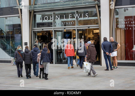 Gli amanti dello shopping presso l'entrata principale del nuovo John Lewis department store in Cheltenham High Street Foto Stock