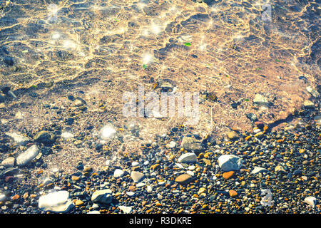 Sunny calmy mare acqua poco profonda Foto Stock