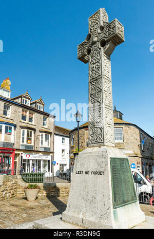 Il memoriale di guerra croce davanti alla St Ia chiesa di St Ives, Cornwall, Inghilterra Foto Stock