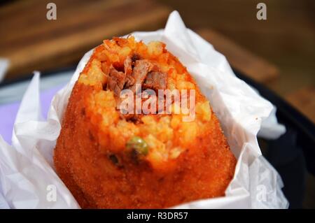 Arancino, tipico siciliano di cibo di strada fatta con riso Foto Stock