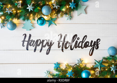 Banner di natale con la calligrafia Inglese Buone Vacanze. Abete del ramo con palle blu e decorazione di Natale. Bianco rustico in legno e di sfondo Foto Stock