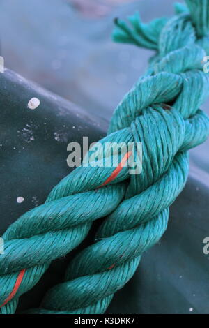 Un primo piano colpo di una corda blu su una nave. Foto Stock