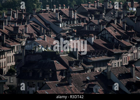 Bei tetti e camini nella capitale Berna, Svizzera Foto Stock