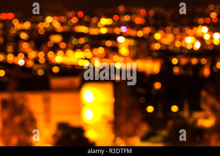 Belle bolle di bokeh arancioni e ardenti dalle luci di Zurigo, Svizzera Foto Stock