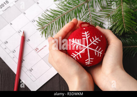 Penna rossa ha sottolineato il giorno di Natale il testo su sfondo calendario Foto Stock