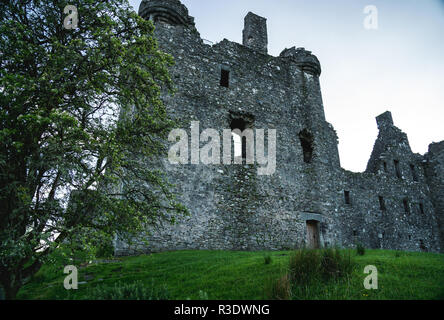 Kilchurn Castle è una rovina la struttura su una penisola rocciosa all'estremità nord-orientale del Loch Awe, in Argyll and Bute, Scozia. Per la prima volta è stata costruita Foto Stock