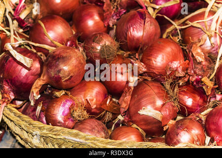 Le cipolle rosse in cesto Foto Stock