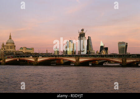 City of London skyline al tramonto, con la Cattedrale di St Paul e Blackfriars Bridge Foto Stock