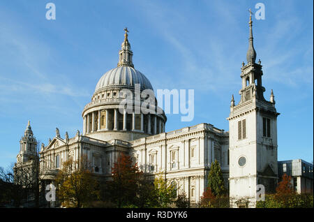 La Cattedrale di St Paul, Londra UK, contro il cielo blu Foto Stock