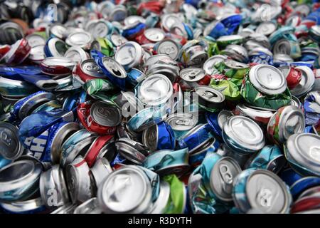 Gillette, Wyoming / Luglio 25 2017: Riciclaggio lattine di alluminio, grande pila di lattine di smash, schiacciate, vuote, birra e bevande gassate per il riciclaggio di rottami metallici Foto Stock