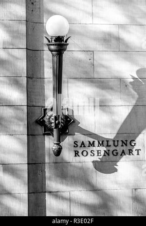 Elegante nero lampada in metallo con bianco rotondo globo di vetro sulla facciata esterna della Collezione Rosengart di Lucerna, Svizzera. Entrata anteriore livello. Foto Stock