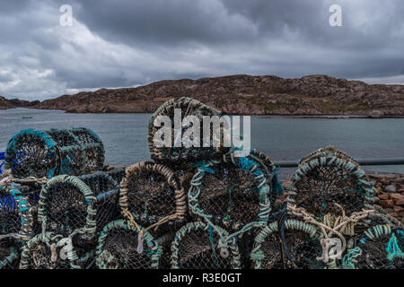 Le reti da pesca pronti per la stagione in un piccolo porto di notte Foto Stock