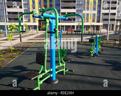 Attrezzature per il fitness nel cortile di un edificio a più piani Foto Stock