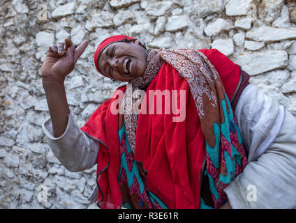 Sufi la donna con un velo di colore rosso in trance durante una cerimonia musulmana, Harari Regione, Harar, Etiopia Foto Stock