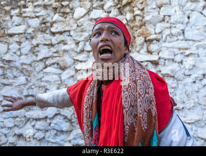 Sufi la donna con un velo di colore rosso in trance durante una cerimonia musulmana, Harari Regione, Harar, Etiopia Foto Stock