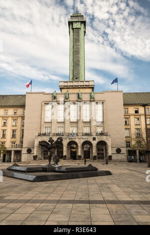 Vulding di Nova radnice municipio in Ostrava cry in Repubblica Ceca durante il pomeriggio autunnale con cielo blu e nuvole Foto Stock