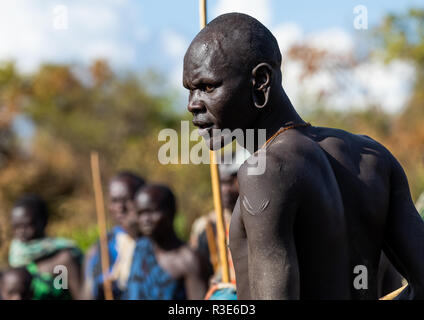 Suri tribù warrior durante un donga stick combattimenti rituali, valle dell'Omo, Kibish, Etiopia Foto Stock
