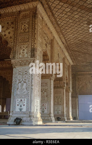 New Delhi, India - 27 dicembre 2011: marmo intarsiato, colonne ed archi, sala di udienza privata o Diwan I Khas nella Lal Qila o Red Fort di Delhi Foto Stock