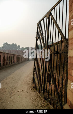 Bahadur Shah Gate a testa di ponte ad arco che collega Salimgarh Fort e Red Fort. New Delhi, India Foto Stock