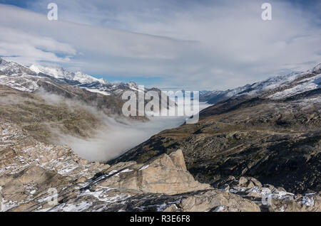 Il Monte Moro passano dalla Svizzera in Italia e la Stausee lago vicino a Saas Fee nel sud delle Alpi Svizzere Foto Stock