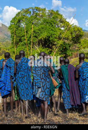 Suri tribe warriors durante un donga stick combattimenti rituali, valle dell'Omo, Kibish, Etiopia Foto Stock