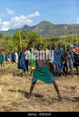 Suri tribe warriors combattimenti durante un donga stick rituale, valle dell'Omo, Kibish, Etiopia Foto Stock