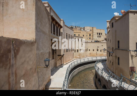 Fez, in Marocco - 9 Maggio 2017: Oued Bou Khrareb, un fiume nel centro della medina di Fez, Marocco Foto Stock
