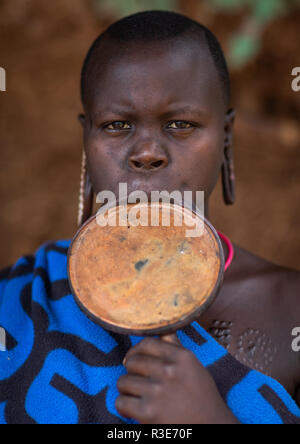 Ritratto di una tribù suri donna che indossa un labbro piastra, valle dell'Omo, Kibish, Etiopia Foto Stock