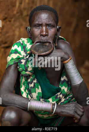 Ritratto di una tribù suri donna che indossa un labbro piastra, valle dell'Omo, Kibish, Etiopia Foto Stock