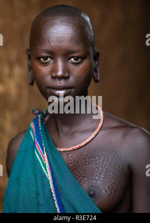 Ritratto di una tribù suri donna, valle dell'Omo, Kibish, Etiopia Foto Stock