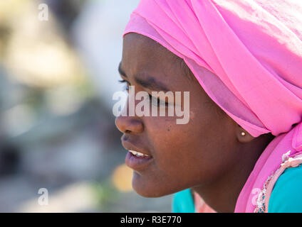 Oromo ragazza adolescente con un velo di colore rosa, Amhara Region, Senbete, Etiopia Foto Stock